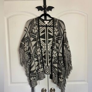Sun & Shadow Bohemian Geometric Black and Cream Poncho Fringe Detail size M